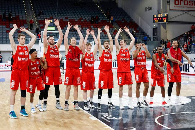 Bamberger Jubel vlnr Lukas Passarge (Brose Bamberg, 29) Justin Robinson (Brose Bamberg, 12) Martinas Geben (Brose Bamberg, 22) Christian Sengfelder (Brose Bamberg, 43) Kristian Ortelli (Brose Bamberg, 30) Tomas Kyzlink (Brose Bamberg, 77) Omar Prewitt (Brose Bamberg, 04) Marvin Omuvwie (Brose Bamberg, 11) Shannon Scott (Brose Bamberg, 07) Akil Mitchell (Brose Bamberg, 08) Brose Bamberg - s.oliver Würzburg Wuerzburg - easyCredit-BBL - Basketball Bundesliga Saison 2021 22 Spieltag 16, 26.01.2022 Bamberg, Brose Arena Copyright: DanielxLöb