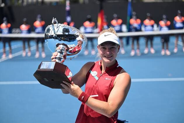 Sport Bilder des Tages Mandatory Credit: Photo by James Gourley Shutterstock (12773760d) Diede De Groot celebrates her Women s Wheelchair Final win with the trophy Australian Open, Day Eleven, Tennis, Melbourne Park, Melbourne, Australia - 27 Jan 2022 Australian Open, Day Eleven, Tennis, Melbourne Park, Melbourne, Australia - 27 Jan 2022 Copyright: xJamesxGourley Shutterstockx 12773760d