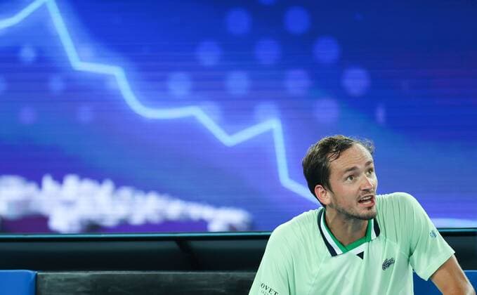 Mandatory Credit: Photo by Ella Ling Shutterstock (12775251dl) An angry Daniil Medvedev accuses the father of Stefanos Tsitsipas of coaching during the semi final Australian Open, Day Twelve, Tennis, Melbourne Park, Melbourne, Australia - 28 Jan 2022 Australian Open, Day Twelve, Tennis, Melbourne Park, Melbourne, Australia - 28 Jan 2022 Copyright: xEllaxLing Shutterstockx 12775251dl