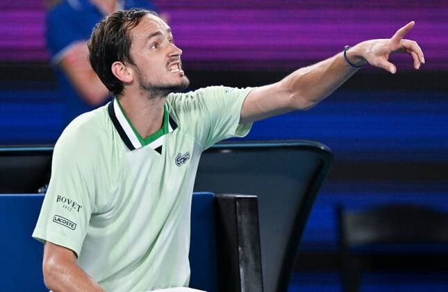 Mandatory Credit: Photo by James Gourley Shutterstock (12775245ew) An angry Daniil Medvedev accuses the father of Stefanos Tsitsipas of coaching during the semi final Australian Open, Day Twelve, Tennis, Melbourne Park, Melbourne, Australia - 28 Jan 2022 Australian Open, Day Twelve, Tennis, Melbourne Park, Melbourne, Australia - 28 Jan 2022 Copyright: xJamesxGourley Shutterstockx 12775245ew