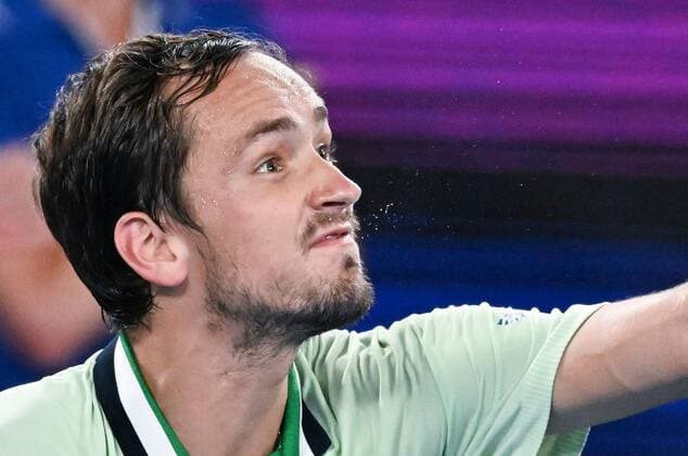 Mandatory Credit: Photo by James Gourley Shutterstock (12775245ey) An angry Daniil Medvedev accuses the father of Stefanos Tsitsipas of coaching during the semi final Australian Open, Day Twelve, Tennis, Melbourne Park, Melbourne, Australia - 28 Jan 2022 Australian Open, Day Twelve, Tennis, Melbourne Park, Melbourne, Australia - 28 Jan 2022 Copyright: xJamesxGourley Shutterstockx 12775245ey