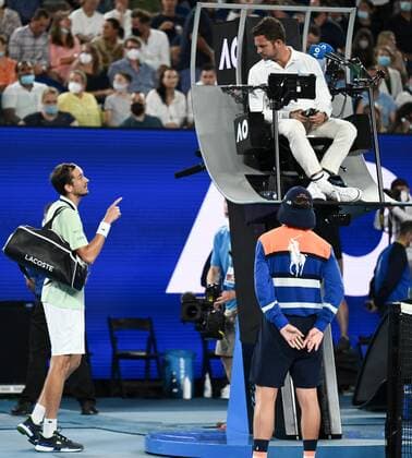 Mandatory Credit: Photo by James Gourley Shutterstock (12775245fn) Daniil Medvedev points an accusing finger to the umpire after he lost the second set Australian Open, Day Twelve, Tennis, Melbourne Park, Melbourne, Australia - 28 Jan 2022 Australian Open, Day Twelve, Tennis, Melbourne Park, Melbourne, Australia - 28 Jan 2022 Copyright: xJamesxGourley Shutterstockx 12775245fn