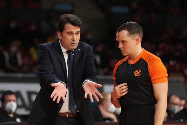 Irael Gonzalez (ALBA Berlin, Chef-Trainer) diskutiert mit dem Schiedsrichter GER, FC Bayern Basketball vs. ALBA Berlin, EuroLeague, Saison 2021 2022, 28.01.2022, GER, FC Bayern Basketball vs. ALBA Berlin, EuroLeague, Saison 2021 2022, 28.01.2022, Muenchen Copyright: xEIBNER MarcelxEngelbrechtx EP_EER