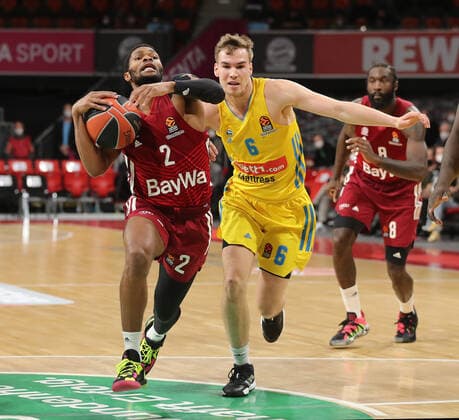 Malte Delow (ALBA Berlin, 6) blockt Corey Walden (Bayern Basketball, 2) GER, FC Bayern Basketball vs. ALBA Berlin, EuroLeague, Saison 2021 2022, 28.01.2022, GER, FC Bayern Basketball vs. ALBA Berlin, EuroLeague, Saison 2021 2022, 28.01.2022, Muenchen Copyright: xEIBNER MarcelxEngelbrechtx EP_EER