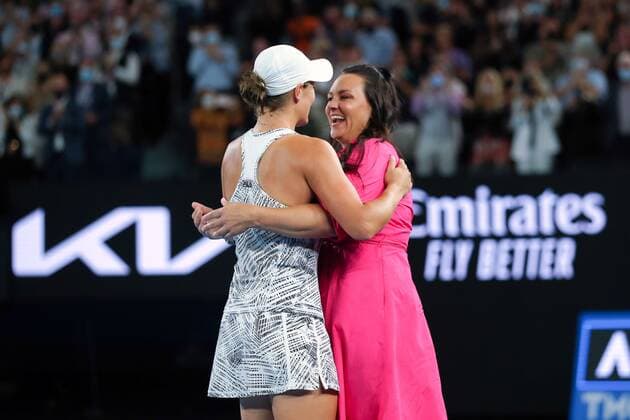 Mandatory Credit: Photo by Ella Ling Shutterstock (12778013cg) Ashleigh Barty embraces Casey Dellacqua after victory in the Women s Singles final Australian Open, Day Thirteen, Tennis, Melbourne Park, Melbourne, Australia - 29 Jan 2022 Australian Open, Day Thirteen, Tennis, Melbourne Park, Melbourne, Australia - 29 Jan 2022 Copyright: xEllaxLing Shutterstockx 12778013cg