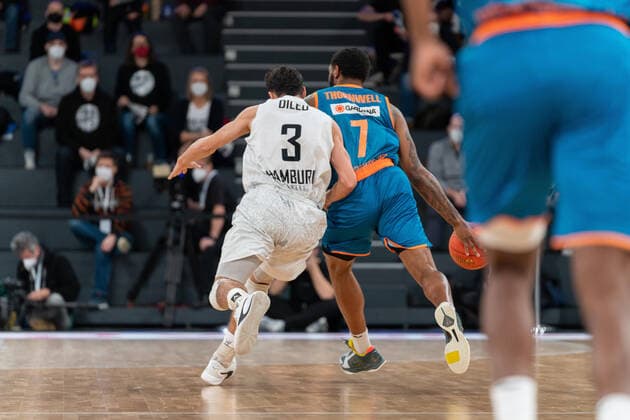 Max Dileo (Hamburg Towers 3) gegen Sindarius Thornwell (Ratiopahrm Ulm 7) Hamburg Towers vs. Ratiopharm Ulm, Basketball, Bundesliga, Hauptrunde, Spieltag 19, Saison 2021 2022, 29.01.2022 Marcel von Fehrn Hamburg Towers vs. Ratiopharm Ulm, Basketball, Bundesliga, Hauptrunde, Spieltag 19, Saison 2021 2022, 29.01.2022 Hamburg Copyright: xEibnerxPressefoto MarcelxvonxFehrnx EP_MFN
