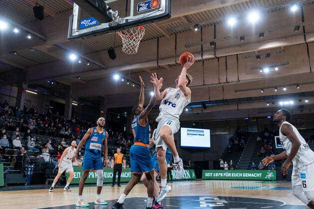 Treffer von Maik Kotsar (Hamburg Towers 11) Hamburg Towers vs. Ratiopharm Ulm, Basketball, Bundesliga, Hauptrunde, Spieltag 19, Saison 2021 2022, 29.01.2022 Marcel von Fehrn Hamburg Towers vs. Ratiopharm Ulm, Basketball, Bundesliga, Hauptrunde, Spieltag 19, Saison 2021 2022, 29.01.2022 Hamburg Copyright: xEibnerxPressefoto MarcelxvonxFehrnx EP_MFN