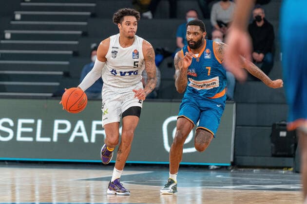Caleb Homesley (Hamburg Towers 5) gegen Sindarius Thornwell (Ratiopahrm Ulm 7) Hamburg Towers vs. Ratiopharm Ulm, Basketball, Bundesliga, Hauptrunde, Spieltag 19, Saison 2021 2022, 29.01.2022 Marcel von Fehrn Hamburg Towers vs. Ratiopharm Ulm, Basketball, Bundesliga, Hauptrunde, Spieltag 19, Saison 2021 2022, 29.01.2022 Hamburg Copyright: xEibnerxPressefoto MarcelxvonxFehrnx EP_MFN