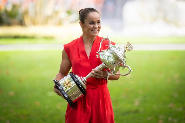 Mandatory Credit: Photo by James Gourley Shutterstock (12778011c) Ashleigh Barty poses with the Daphne Akhurst Memorial Cup Australian Open, Day Fourteen, Tennis, Melbourne Park, Melbourne, Australia - 30 Jan 2022 Australian Open, Day Fourteen, Tennis, Melbourne Park, Melbourne, Australia - 30 Jan 2022 Copyright: xJamesxGourley Shutterstockx 12778011c