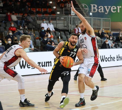 John Stuart Mann (Leverkusen 20) und Besnik Bekteshi (Kirchheim 77), Bayer Giants Leverkusen vs. VfL Kirchheim Knights, Basketball, 2. Bundesliga, 22. Spieltag, 29.01.2022, Bayer Giants Leverkusen vs. VfL Kirchheim Knights, Basketball, 2. Bundesliga, 22. Spieltag, 29.01.2022, Foto: EIBNER Joerg Niebergall Leverkusen Copyright: xJoergxNiebergall Eibner-Pressefox EP_JNL