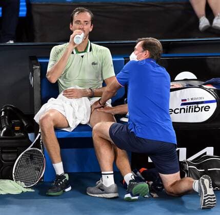 Mandatory Credit: Photo by James Gourley Shutterstock (12778011fc) Daniil Medvedev receiving medical treatment during the Men s Singles final Australian Open, Day Fourteen, Tennis, Melbourne Park, Melbourne, Australia - 30 Jan 2022 Australian Open, Day Fourteen, Tennis, Melbourne Park, Melbourne, Australia - 30 Jan 2022 Copyright: xJamesxGourley Shutterstockx 12778011fc
