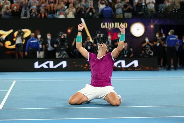 Mandatory Credit: Photo by Ella Ling Shutterstock (12778014dt) Rafael Nadal celebrates victory in the Men s Singles final Australian Open, Day Fourteen, Tennis, Melbourne Park, Melbourne, Australia - 30 Jan 2022 Australian Open, Day Fourteen, Tennis, Melbourne Park, Melbourne, Australia - 30 Jan 2022 Copyright: xEllaxLing Shutterstockx 12778014dt