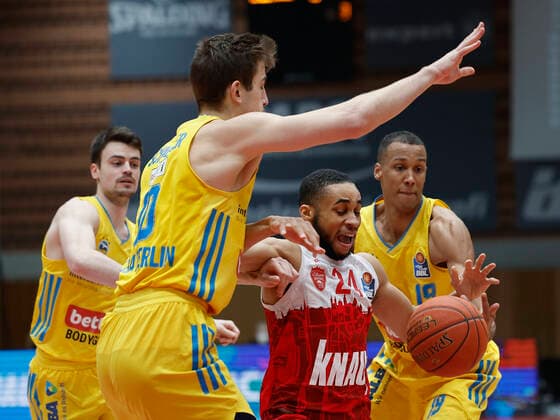 30.01.2022, Basketball, BBL, Hauptrunde, s.Oliver Wuerzburg - Alba Berlin, GER, Wuerzburg, tectake-Arena Bild v, li.: Jonas Mattisseck (ALBA BERLIN), Tim Schneider (ALBA BERLIN), Cameron Hunt (s.Oliver Wuerzburg) und Louis Olinde (ALBA BERLIN) Copyright: HMBxMedia xHeikoxBecker