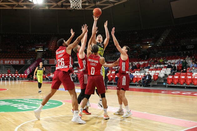 Spieler des FC Bayern versuchen Terry Allen (medi bayreuth, 15) zu blocken. GER, FC Bayern Basketball vs. medi bayreuth, 1.Bundesliga, Saison 2021 2022, 30.01.2022, GER, FC Bayern Basketball vs. medi bayreuth, 1.Bundesliga, Saison 2021 2022, 30.01.2022, Muenchen Copyright: xEIBNER MarcelxEngelbrechtx EP_EER