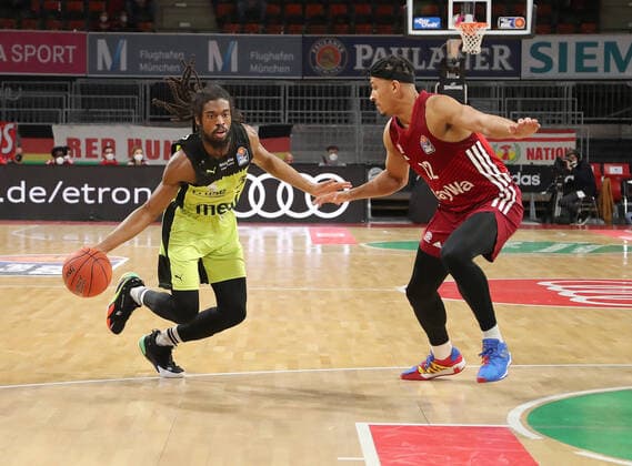 Zweikampf zwischen Marcus Thornton (medi bayreuth, 3) und Jason George (Bayern Basketball, 12) GER, FC Bayern Basketball vs. medi bayreuth, 1.Bundesliga, Saison 2021 2022, 30.01.2022, GER, FC Bayern Basketball vs. medi bayreuth, 1.Bundesliga, Saison 2021 2022, 30.01.2022, Muenchen Copyright: xEIBNER MarcelxEngelbrechtx EP_EER