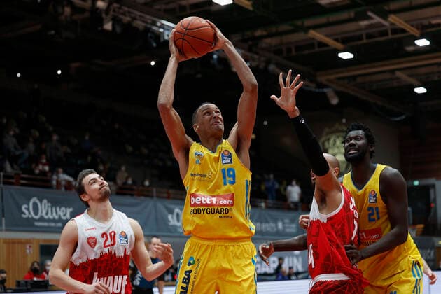 30.01.2022, Basketball, BBL, Hauptrunde, s.Oliver Wuerzburg - Alba Berlin, GER, Wuerzburg, tectake-Arena Bild v, li.: Julian Albus (s.Oliver Wuerzburg), Louis Olinde (ALBA BERLIN), Alex King (s.Oliver Wuerzburg) und Christ Koumadje (ALBA BERLIN) Copyright: HMBxMedia xHeikoxBecker