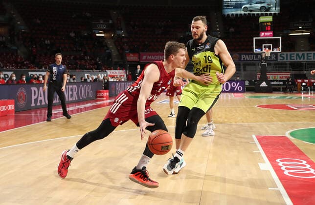 Andreas Obst (Bayern Basketball, 13) im Zweikampf mit Martynas Sajus (medi bayreuth, 19) GER, FC Bayern Basketball vs. medi bayreuth, 1.Bundesliga, Saison 2021 2022, 30.01.2022, GER, FC Bayern Basketball vs. medi bayreuth, 1.Bundesliga, Saison 2021 2022, 30.01.2022, Muenchen Copyright: xEIBNER MarcelxEngelbrechtx EP_EER