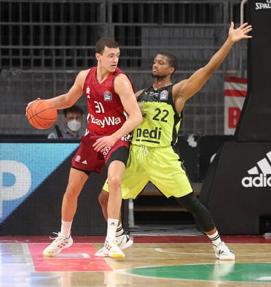 Zweikampf zwischen Zan Mark Sisko (Bayern Basketball, 31) und Cameron Wells (medi bayreuth, 22) GER, FC Bayern Basketball vs. medi bayreuth, 1.Bundesliga, Saison 2021 2022, 30.01.2022, GER, FC Bayern Basketball vs. medi bayreuth, 1.Bundesliga, Saison 2021 2022, 30.01.2022, Muenchen Copyright: xEIBNER MarcelxEngelbrechtx EP_EER