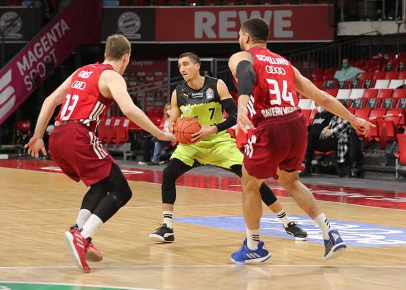 Philip Jalalpoor (medi bayreuth, 7) am Ball GER, FC Bayern Basketball vs. medi bayreuth, 1.Bundesliga, Saison 2021 2022, 30.01.2022, GER, FC Bayern Basketball vs. medi bayreuth, 1.Bundesliga, Saison 2021 2022, 30.01.2022, Muenchen Copyright: xEIBNER MarcelxEngelbrechtx EP_EER