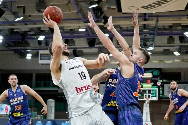medi bayreuth - Parma Perm , Basketball, FIBA Europe Cup, Runde 2 , Spieltag 5, Spielzeit 2021 2022, 01.02.2022 11 Marcel Ponitka (Parma Perm) 19 Sajus Martynas (medi Bayreuth) medi bayreuth - Parma Perm , Basketball, FIBA Europe Cup, Runde 2, Spieltag 5, Spielzeit 2021 2022, 01.02.2022 Bayreuth Copyright: xEibner-Pressefoto ThorstenxOchsx EP_TOS