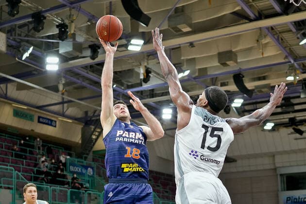 medi bayreuth - Parma Perm , Basketball, FIBA Europe Cup, Runde 2 , Spieltag 5, Spielzeit 2021 2022, 01.02.2022 18 Evgeny Voronov (Parma Perm) 15 Allen Terry (medi Bayreuth) medi bayreuth - Parma Perm , Basketball, FIBA Europe Cup, Runde 2, Spieltag 5, Spielzeit 2021 2022, 01.02.2022 Bayreuth Copyright: xEibner-Pressefoto ThorstenxOchsx EP_TOS