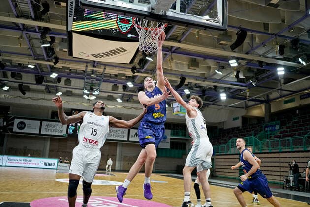 medi bayreuth - Parma Perm , Basketball, FIBA Europe Cup, Runde 2 , Spieltag 5, Spielzeit 2021 2022, 01.02.2022 5 Marex Meijeris (Parma Perm) 15 Allen Terry (medi Bayreuth) medi bayreuth - Parma Perm , Basketball, FIBA Europe Cup, Runde 2, Spieltag 5, Spielzeit 2021 2022, 01.02.2022 Bayreuth Copyright: xEibner-Pressefoto ThorstenxOchsx EP_TOS