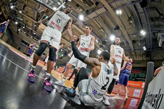 medi bayreuth - Parma Perm , Basketball, FIBA Europe Cup, Runde 2 , Spieltag 5, Spielzeit 2021 2022, 01.02.2022 15 Allen Terry (medi Bayreuth) 19 Sajus Martynas (medi Bayreuth) 21 Joesaar Janari (medi Bayreuth) 2 Anim Sacar (medi Bayreuth) medi bayreuth - Parma Perm , Basketball, FIBA Europe Cup, Runde 2, Spieltag 5, Spielzeit 2021 2022, 01.02.2022 Bayreuth Copyright: xEibner-Pressefoto ThorstenxOchsx EP_TOS