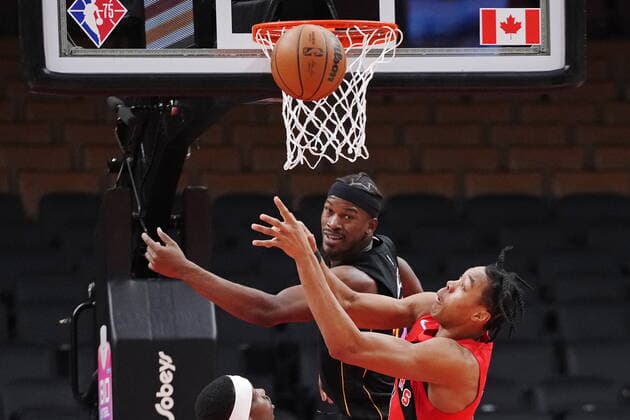 February 1, 2022, TORONTO, ON, CANADA: Miami Heat forward Jimmy Butler, left, and Toronto Raptors forward Scottie Barnes battle for a rebound during first half NBA, Basketball Herren, USA basketball action in Toronto on Tuesday, February 1, 2022. Canada News - February 1, 2022 - ZUMAc35_ 20220201_zaf_c35_092 Copyright: xNathanxDenettex