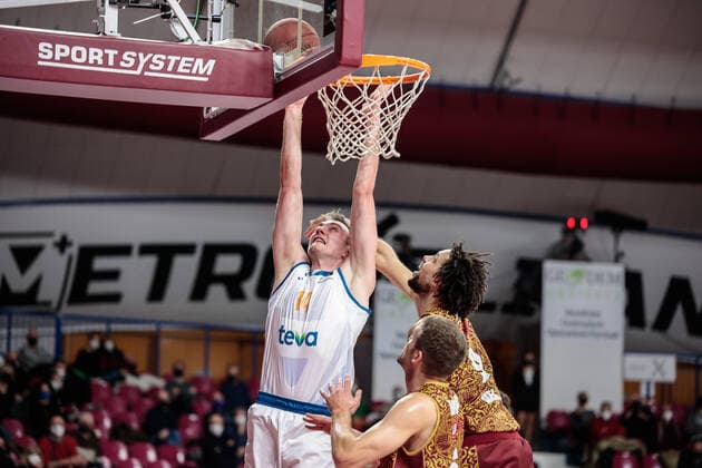 February 2, 2022, Venice, Italy: Venice, Italy, Palasport Taliercio, February 02, 2022, Philipp Herkenhoff (Ratiopharm ULM), Austin Daye (Umana Reyer Venezia) during Umana Reyer Venezia vs Ratiopharm Ulm - Basketball EuroCup Championship. Basketball EuroCup Championship - Umana Reyer Venezia vs Ratiopharm Ulm, Venice, Italy - ZUMAl164 20220202_zsa_l164_193 Copyright: xMattiaxRadonix