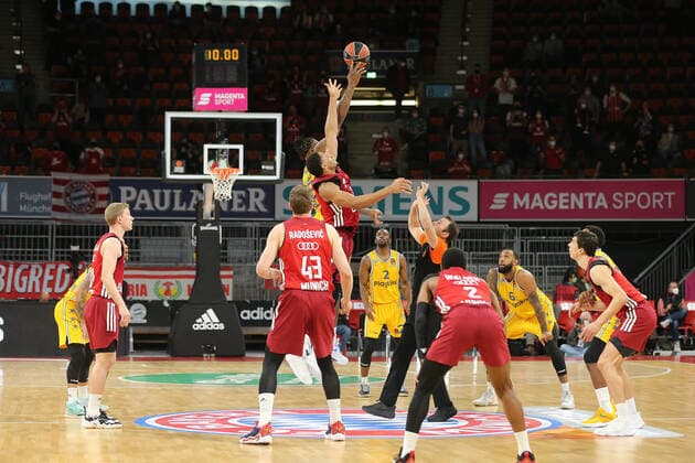Tip-Off der Partie GER, FC Bayern Basketball vs. Maccabi Tel Aviv, EuroLeague, Saison 2021 2022, 03.02.2022, GER, FC Bayern Basketball vs. Maccabi Tel Aviv, EuroLeague, Saison 2021 2022, 03.02.2022, Muenchen Copyright: xEIBNER MarcelxEngelbrechtx EP_EER