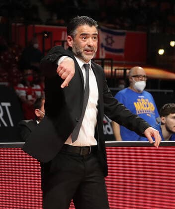 Ioannis Sfairopoulos (Maccabi Tel Aviv, Chef-Trainer) gibt Anweisungen GER, FC Bayern Basketball vs. Maccabi Tel Aviv, EuroLeague, Saison 2021 2022, 03.02.2022, GER, FC Bayern Basketball vs. Maccabi Tel Aviv, EuroLeague, Saison 2021 2022, 03.02.2022, Muenchen Copyright: xEIBNER MarcelxEngelbrechtx EP_EER