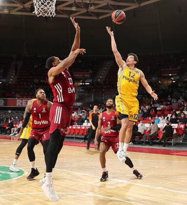 Augustine Rubit (Bayern Basketball, 21) versucht John Dibartolomeo (Maccabi Tel Aviv, 12) am Wurf zu hindern GER, FC Bayern Basketball vs. Maccabi Tel Aviv, EuroLeague, Saison 2021 2022, 03.02.2022, GER, FC Bayern Basketball vs. Maccabi Tel Aviv, EuroLeague, Saison 2021 2022, 03.02.2022, Muenchen Copyright: xEIBNER MarcelxEngelbrechtx EP_EER