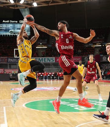 Nick Weiler-Babb (Bayern Basketball, 0) versucht Scottie Wilbekin (Maccabi Tel Aviv, 1) zu blocken GER, FC Bayern Basketball vs. Maccabi Tel Aviv, EuroLeague, Saison 2021 2022, 03.02.2022, GER, FC Bayern Basketball vs. Maccabi Tel Aviv, EuroLeague, Saison 2021 2022, 03.02.2022, Muenchen Copyright: xEIBNER MarcelxEngelbrechtx EP_EER