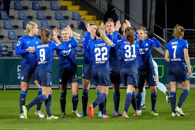 Spielerinnen der TSG 1899 Hoffenheim, klatschen sich vor dem Spiel ab, motivieren sich auf die Partie, Motivation, Vorfreude, Zuversicht, zuversichtlich, Aktion, Action, 04.02.2022, Sinsheim (Hoffenheim) (Deutschland), Fussball, Flyeralarm Frauen-Bundesliga, TSG 1899 Hoffenheim - 1. FC Köln, 04.02.2022, Sinsheim (Hoffenheim) (Deutschland), Fussball, Flyeralarm Frauen-Bundesliga, TSG 1899 Hoffenheim - 1. FC Köln, DFB DFL REGULATIONS PROHIBIT ANY USE OF PHOTOGRAPHS AS IMAGE SEQUENCES AND OR QUASI-VIDEO. xozx