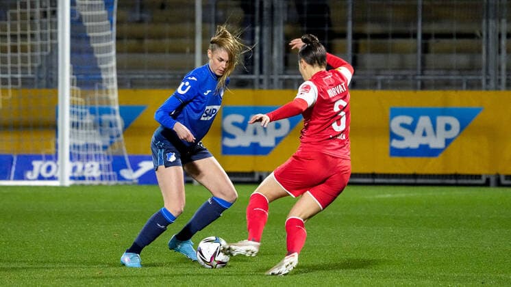 v.li.: Jule Brand (TSG, 29), Sabrina Horvat (Köln, 3), Zweikampf, Spielszene, Duell, duel, tackle, tackling, Dynamik, Action, Aktion, 04.02.2022, Sinsheim (Hoffenheim) (Deutschland), Fussball, Flyeralarm Frauen-Bundesliga, TSG 1899 Hoffenheim - 1. FC Köln, 04.02.2022, Sinsheim (Hoffenheim) (Deutschland), Fussball, Flyeralarm Frauen-Bundesliga, TSG 1899 Hoffenheim - 1. FC Köln, DFB DFL REGULATIONS PROHIBIT ANY USE OF PHOTOGRAPHS AS IMAGE SEQUENCES AND OR QUASI-VIDEO. xozx