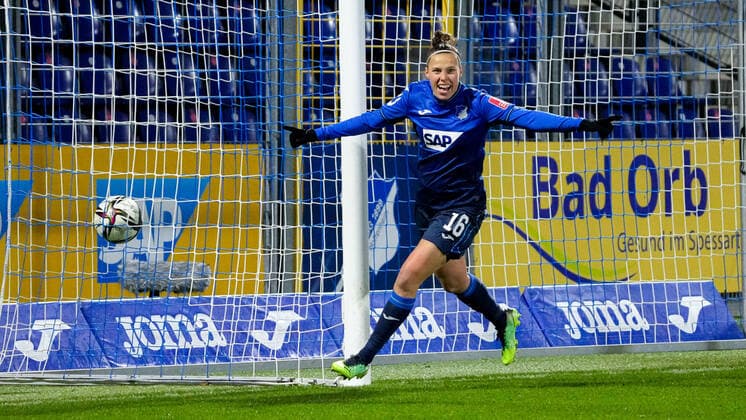 Torschützin Nicole Billa (TSG, 16), jubelt über das Tor zum 1:0, Jubel, Torjubel, Torerfolg, celebrate the goal, goal, celebration, Jubel ueber das Tor, optimistisch, Spielszene, Highlight, Einzelbild, Action, Aktion, 04.02.2022, Sinsheim (Hoffenheim) (Deutschland), Fussball, Flyeralarm Frauen-Bundesliga, TSG 1899 Hoffenheim - 1. FC Köln, 04.02.2022, Sinsheim (Hoffenheim) (Deutschland), Fussball, Flyeralarm Frauen-Bundesliga, TSG 1899 Hoffenheim - 1. FC Köln, DFB DFL REGULATIONS PROHIBIT ANY USE OF PHOTOGRAPHS AS IMAGE SEQUENCES AND OR QUASI-VIDEO. xozx