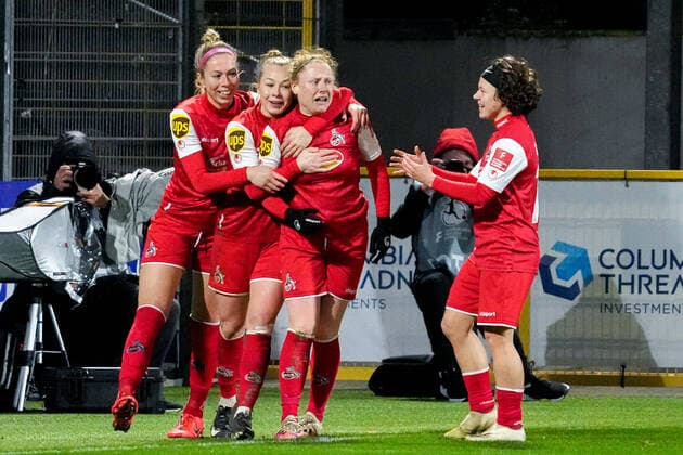 v.li.: Sharon Beck (Köln, 10), Weronika Zawistowska (Köln, 24), Torschützin Amber Barett (Köln, 22), Alicia Gudorf (Köln, 12), Spielerinnen des 1. FC Köln, jubeln über das Tor zum 1:1, Jubel, Torjubel, Torerfolg, celebrate the goal, goal, celebration, Jubel ueber das Tor, optimistisch, Spielszene, Highlight, Action, Aktion, 04.02.2022, Sinsheim (Hoffenheim) (Deutschland), Fussball, Flyeralarm Frauen-Bundesliga, TSG 1899 Hoffenheim - 1. FC Köln, 04.02.2022, Sinsheim (Hoffenheim) (Deutschland), Fussball, Flyeralarm Frauen-Bundesliga, TSG 1899 Hoffenheim - 1. FC Köln, DFB DFL REGULATIONS PROHIBIT ANY USE OF PHOTOGRAPHS AS IMAGE SEQUENCES AND OR QUASI-VIDEO. xozx