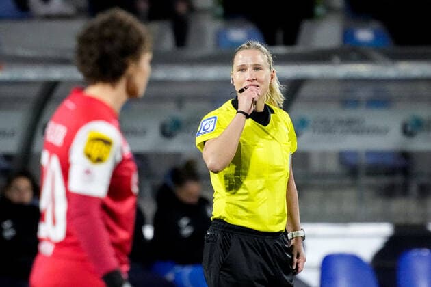 Ines Appelmann (Schiedsrichterin), Einzelbild, Einzelfoto, Aktion, Action, 04.02.2022, Sinsheim (Hoffenheim) (Deutschland), Fussball, Flyeralarm Frauen-Bundesliga, TSG 1899 Hoffenheim - 1. FC Köln, 04.02.2022, Sinsheim (Hoffenheim) (Deutschland), Fussball, Flyeralarm Frauen-Bundesliga, TSG 1899 Hoffenheim - 1. FC Köln, DFB DFL REGULATIONS PROHIBIT ANY USE OF PHOTOGRAPHS AS IMAGE SEQUENCES AND OR QUASI-VIDEO. xozx