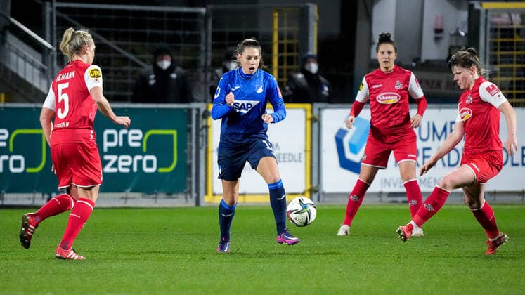 v.li.: Kristin Demann (Köln, 5), Isabella Hartig (TSG, 13), Sabrina Horvat (Köln, 3), Adriana Achcinska (Köln, 9), Aktion, Action, Spielszene, 04.02.2022, Sinsheim (Hoffenheim) (Deutschland), Fussball, Flyeralarm Frauen-Bundesliga, TSG 1899 Hoffenheim - 1. FC Köln, 04.02.2022, Sinsheim (Hoffenheim) (Deutschland), Fussball, Flyeralarm Frauen-Bundesliga, TSG 1899 Hoffenheim - 1. FC Köln, DFB DFL REGULATIONS PROHIBIT ANY USE OF PHOTOGRAPHS AS IMAGE SEQUENCES AND OR QUASI-VIDEO. xozx