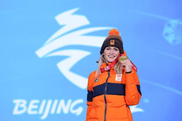 Sport Bilder des Tages (220206) -- BEIJING, Feb. 6, 2022 -- Gold medalist Irene Schouten of the Netherlands poses for a photo during the awarding ceremony of the women s 3,000m Speed skating, Eisschnelllauf event at the Beijing Medals Plaza of the Winter Olympics in Beijing, capital of China, Feb. 6, 2022. ) (BEIJING2022)CHINA-BEIJING-OLYMPIC Winter games, Winterspiele,Spiele, Summer games AWARDING CEREMONY (CN) JuxHuanzong