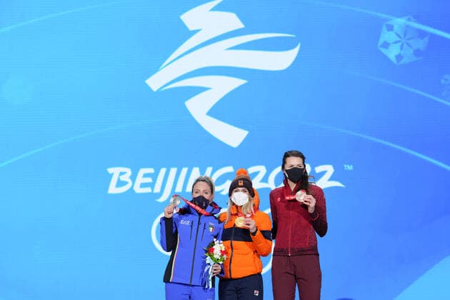 (220206) -- BEIJING, Feb. 6, 2022 -- Gold medalist Irene Schouten (C) of the Netherlands, silver medalist Francesca Lollobrigida (L) of Italy, and bronze medalist Isabelle Weidemann of Canada pose for a photo during the awarding ceremony of the women s 3,000m Speed skating, Eisschnelllauf event at the Beijing Medals Plaza of the Winter Olympics in Beijing, capital of China, Feb. 6, 2022. ) (BEIJING2022)CHINA-BEIJING-OLYMPIC Winter games, Winterspiele,Spiele, Summer games AWARDING CEREMONY (CN) JuxHuanzong
