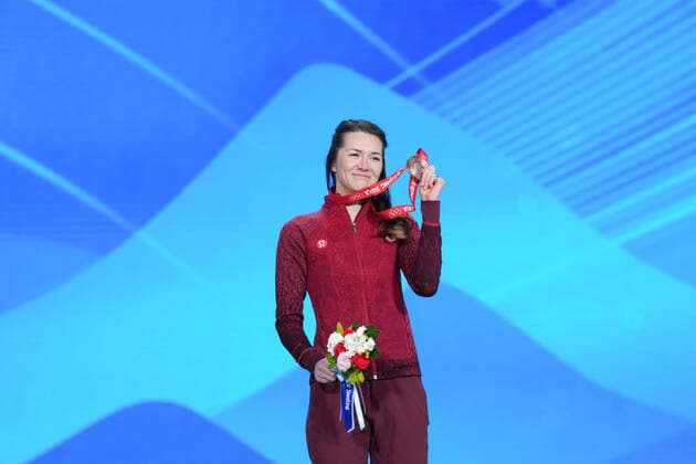 (220206) -- BEIJING, Feb. 6, 2022 -- Bronze medalist Isabelle Weidemann of Canada poses for photos during the awarding ceremony of the women s 3,000m Speed skating, Eisschnelllauf event at the Beijing Medals Plaza of the Winter Olympics in Beijing, capital of China, Feb. 6, 2022. ) (BEIJING2022)CHINA-BEIJING-OLYMPIC Winter games, Winterspiele,Spiele, Summer games AWARDING CEREMONY (CN) JuxHuanzong