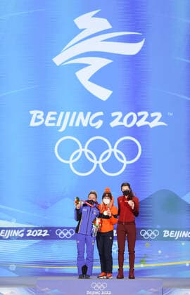 (220206) -- BEIJING, Feb. 6, 2022 -- Gold medalist Irene Schouten (C) of the Netherlands, silver medalist Francesca Lollobrigida (L) of Italy, and bronze medalist Isabelle Weidemann of Canada pose for photos during the awarding ceremony of the women s 3,000m Speed skating, Eisschnelllauf event at the Beijing Medals Plaza of the Winter Olympics in Beijing, capital of China, Feb. 6, 2022. ) (BEIJING2022)CHINA-BEIJING-OLYMPIC Winter games, Winterspiele,Spiele, Summer games AWARDING CEREMONY (CN) YangxLei