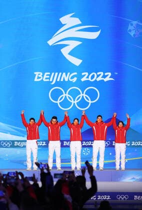 (220206) -- BEIJING, Feb. 6, 2022 -- Gold medalists Fan Kexin (1st L), Ren Ziwei (2nd L), Qu Chunyu (C), Wu Dajing (2nd R) and Zhang Yuting of China celebrate during the awarding ceremony of the mixed team relay of short track Speed skating, Eisschnelllauf event at the Beijing Medals Plaza of the Winter Olympics in Beijing, capital of China, Feb. 6, 2022. ) (BEIJING2022)CHINA-BEIJING-OLYMPIC Winter games, Winterspiele,Spiele, Summer games AWARDING CEREMONY (CN) YangxLei