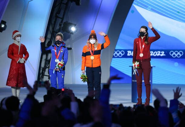 (220206) -- BEIJING, Feb. 6, 2022 -- Gold medalist Irene Schouten (2nd R) of the Netherlands, silver medalist Francesca Lollobrigida (2nd L) of Italy, and bronze medalist Isabelle Weidemann (1st R) of Canada pose for a photo during the awarding ceremony of the women s 3,000m Speed skating, Eisschnelllauf event at the Beijing Medals Plaza of the Winter Olympics in Beijing, capital of China, Feb. 6, 2022. ) (BEIJING2022)CHINA-BEIJING-OLYMPIC Winter games, Winterspiele,Spiele, Summer games AWARDING CEREMONY (CN) YangxLei