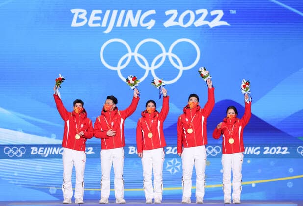 Sport Bilder des Tages (220206) -- BEIJING, Feb. 6, 2022 -- Gold medalists Fan Kexin (1st L), Ren Ziwei (2nd L), Qu Chunyu (C), Wu Dajing (2nd R) and Zhang Yuting of China celebrate during the awarding ceremony of the mixed team relay of short track Speed skating, Eisschnelllauf event at the Beijing Medals Plaza of the Winter Olympics in Beijing, capital of China, Feb. 6, 2022. ) (BEIJING2022)CHINA-BEIJING-OLYMPIC Winter games, Winterspiele,Spiele, Summer games AWARDING CEREMONY (CN) YangxLei