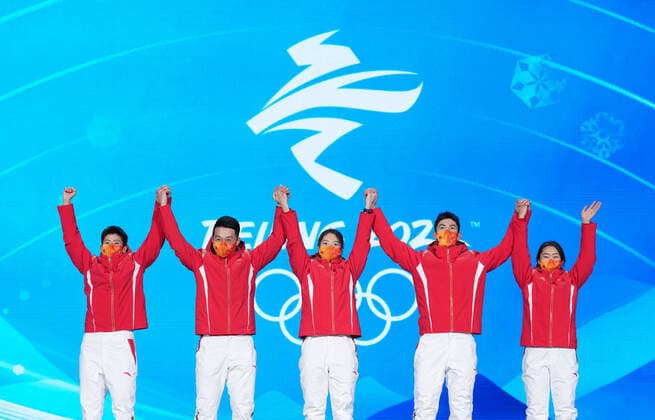 (220206) -- BEIJING, Feb. 6, 2022 -- Gold medalists Fan Kexin (1st L), Ren Ziwei (2nd L), Qu Chunyu (C), Wu Dajing (2nd R) and Zhang Yuting of China celebrate during the awarding ceremony of the mixed team relay of short track Speed skating, Eisschnelllauf event at the Beijing Medals Plaza of the Winter Olympics in Beijing, capital of China, Feb. 6, 2022. ) (BEIJING2022)CHINA-BEIJING-OLYMPIC Winter games, Winterspiele,Spiele, Summer games AWARDING CEREMONY (CN) JuxHuanzong