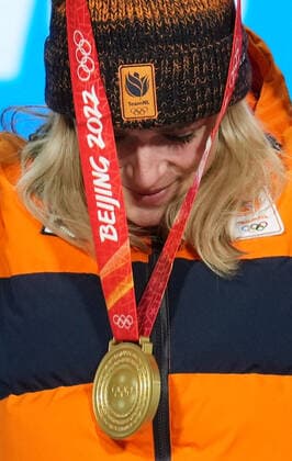 (220206) -- BEIJING, Feb. 6, 2022 -- Gold medalist Irene Schouten of the Netherlands receives her gold medal during the awarding ceremony of the women s 3,000m Speed skating, Eisschnelllauf event at the Beijing Medals Plaza of the Winter Olympics in Beijing, capital of China, Feb. 6, 2022. ) (BEIJING2022)CHINA-BEIJING-OLYMPIC Winter games, Winterspiele,Spiele, Summer games AWARDING CEREMONY (CN) JuxHuanzong