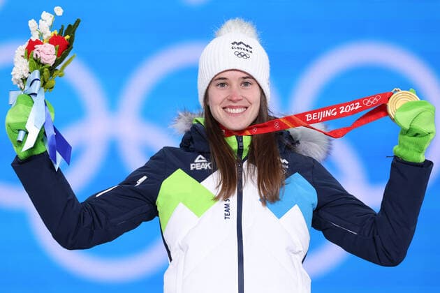 (220206) -- ZHANGJIAKOU, Feb. 6, 2022 -- Gold medalist Ursa Bogataj of Slovenia poses for a photo during the awarding ceremony of the Ski jumping, Skispringen, Ski, nordisch Women s Normal Hill Individual at the Zhangjiakou Medals Plaza of the Winter Olympics in Zhangjiakou, north China s Hebei Province, Feb. 6, 2022. ) (BEIJING2022)CHINA-ZHANGJIAKOU-OLYMPIC Winter games, Winterspiele,Spiele, Summer games AWARDING CEREMONY (CN) DingxTing