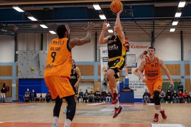 Aatu Kivimaeki (Tigers Tuebingen, 12), Quatsrrius Wilson (Wiha Panthers Schwenningen, 9)¨¨WIHA Panthers Schwenningen vs. Tigers Tuebingen, 2. Basketball, Bundesliga, Pro A, Barmer 2 Basketball, Spieltag 23, Spielzeit 2021 2022, 06.02.2022, ¨¨ Wiha Panthers Schwenningen - Tigers Tuebingen, Basketball, 2. Bundesliga, Barmer 2 Basketball, Spieltag 23, Spielzeit 2021 2022, 06.02.2022 Schwenningen Copyright: xDennisxDuddek xEibnerxPressefotox EP_DDK